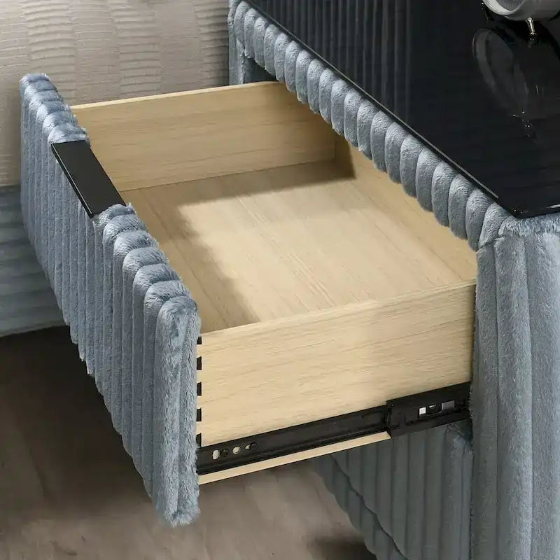 Lit capitonné en velours côtelé à larges côtes Mavela avec 2 tables de chevet et un banc, bleu